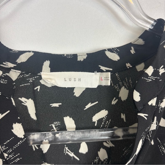Lush Warren Split Neck Patterned Blouse. Size large - Picture 9 of 10